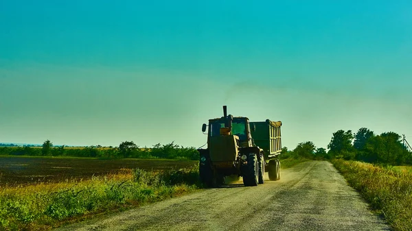 Tractor on the road with trailer — Stock Photo, Image