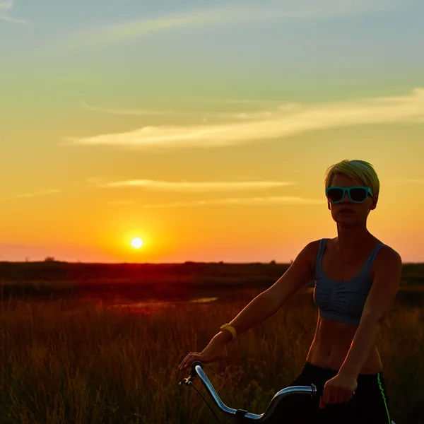 Motorcu-kız gün batımında — Stok fotoğraf