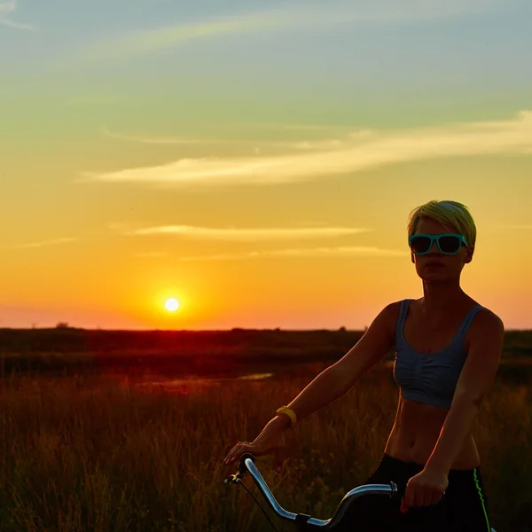 Biker-ragazza al tramonto — Foto Stock