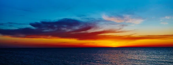 Zonsondergang boven de oceaan — Stockfoto