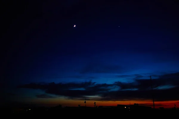 Silhouetten van huizen in de zonsondergang — Stockfoto