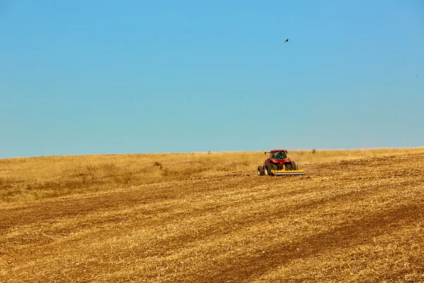 Zemědělská krajina. Traktor, pracující na poli. — Stock fotografie