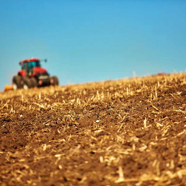 Paesaggio agricolo. Trattore al lavoro sul campo . — Foto Stock