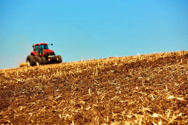 Paysage agricole. Tracteur travaillant sur le terrain . — Photo