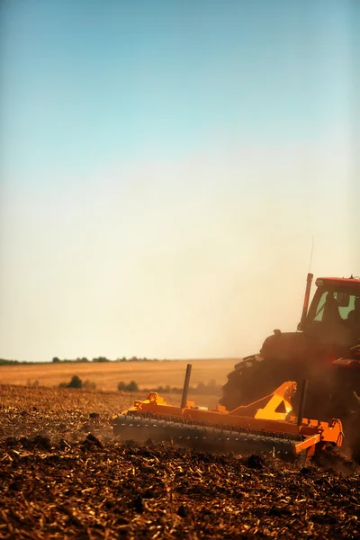 Paisagem agrícola. Trator trabalhando no campo . — Fotografia de Stock