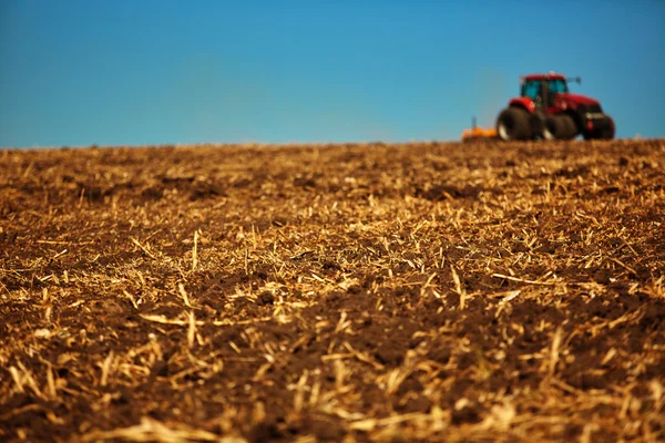 Paysage agricole. Tracteur travaillant sur le terrain . — Photo