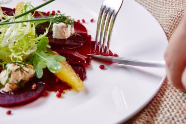 beyaz peynir ile zeytinyağı ve kırmızı pancar salatası