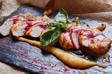 Izgara tavuk göğsü polenta ile