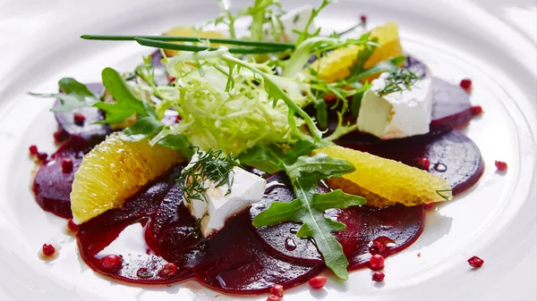 Salad of red beets and feta cheese with olive oil — Stock Photo, Image