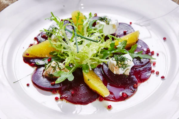 Salad of red beets and feta cheese with olive oil — Stock Photo, Image