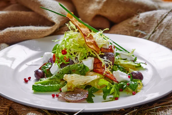 Ensalada fresca de primavera con queso feta, cebolla roja en un tazón blanco . — Foto de Stock