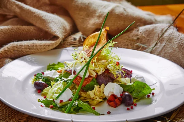 Verse lente salade met feta kaas, rode ui in witte kom. — Stockfoto