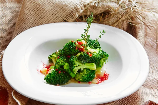 Gekookte broccoli in witte kom — Stockfoto