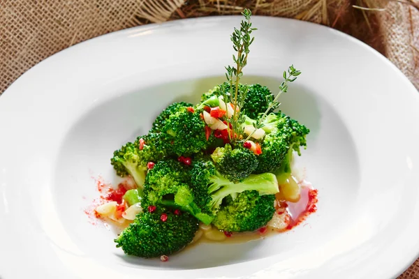 Boiled broccoli in white bowl — Stock Photo, Image
