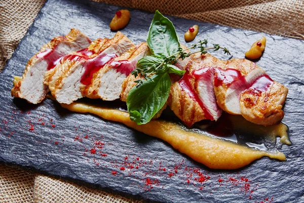 Pechuga de pollo a la plancha con polenta — Foto de Stock