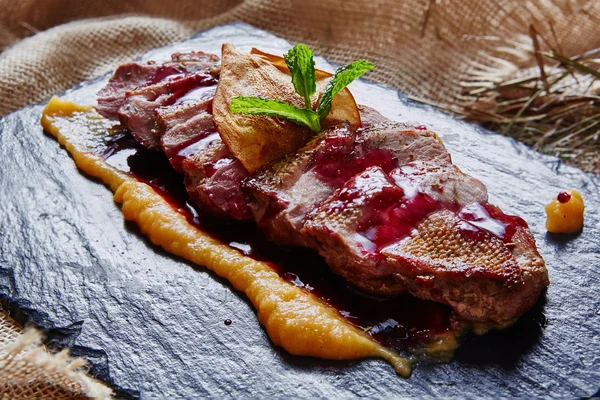 Carne alla griglia, anatra affettata — Foto Stock