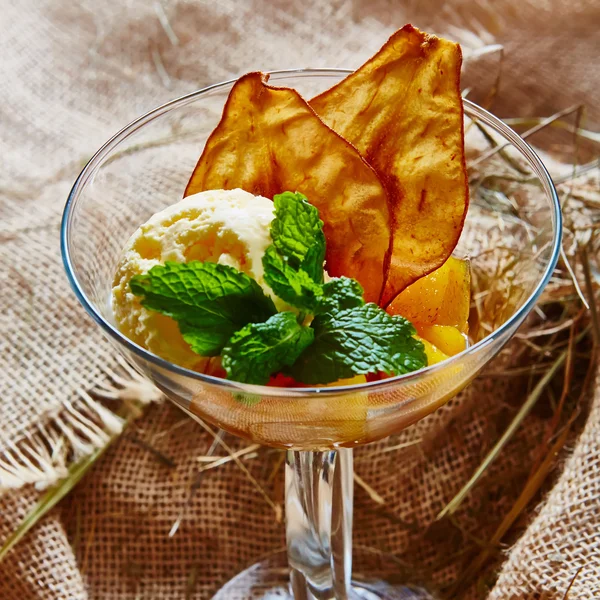 Homemade ice cream with mint — Stock Photo, Image