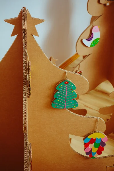 골 판지로 만들어진 크리스마스 트리입니다. 새 해 — 스톡 사진