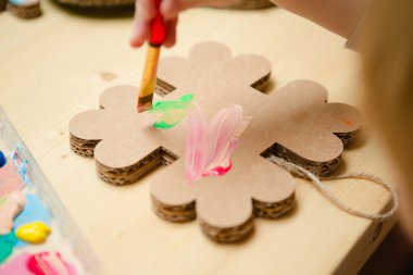 küçük kadın bebek renkli boya ile resim