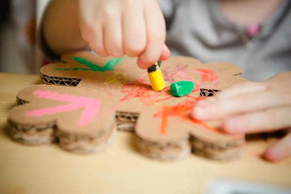 Petite peinture de bébé femelle avec des peintures colorées — Photo