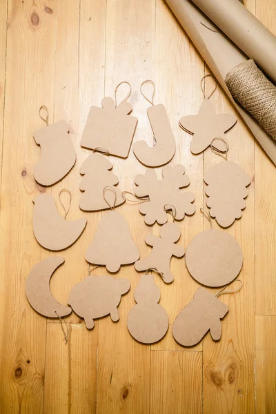 Pappspielzeug für den Weihnachtsbaum oder die Girlande. Neujahrsschmuck. — Stockfoto