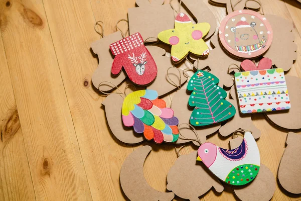 Kartong leksaker för julgran eller krans. Nya året dekorationer. — Stockfoto