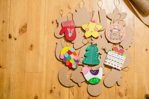 Kartong leksaker för julgran eller krans. Nya året dekorationer. — Stockfoto