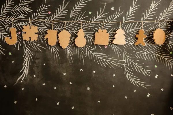 Giocattoli di cartone per l'albero di Natale o ghirlanda. Decorazioni creative. Focus selettivo — Foto Stock
