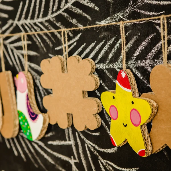 Juguetes de cartón para el árbol de Navidad o guirnalda. Decoraciones creativas. Enfoque selectivo —  Fotos de Stock