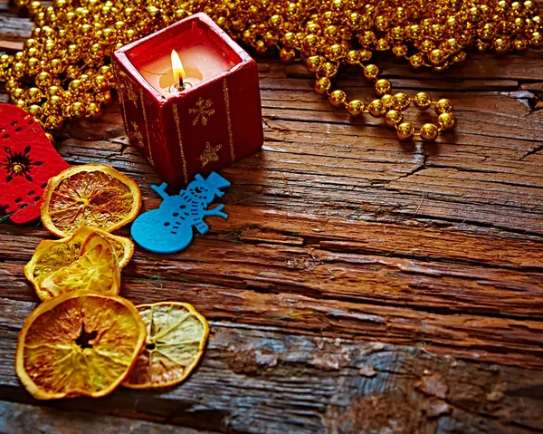 Saisonnière rustique bordure de Noël composée d'ornements sur un fond en bois avec copyspace, vue aérienne — Photo