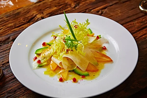 Salade van avocado, selderij en kaki met Groenen — Stockfoto