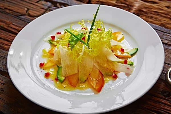 Salat aus Sellerie, Avocado und Kaki mit Gemüse — Stockfoto