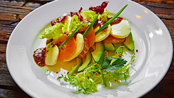 Salade de céleri et d'oranges mandarines, fromage mozzarella aux herbes — Photo