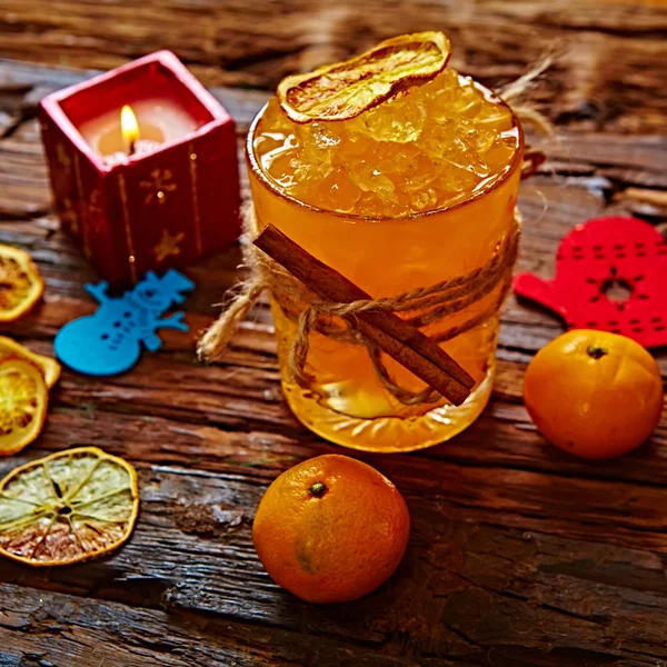 Świeży sok z dojrzałych mandarynek w szkle. — Zdjęcie stockowe