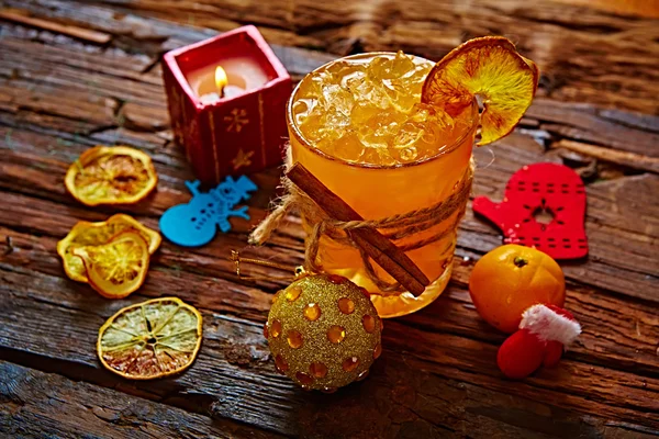 Świeży sok z dojrzałych mandarynek w szkle. — Zdjęcie stockowe
