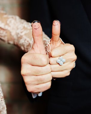 nikah yüzükleri parmaklarına üzerinde gelin ve damat ile boyalı
