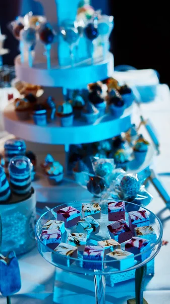 Auswahl an dekorativen Desserts auf Buffettisch bei Catering-Veranstaltung — Stockfoto