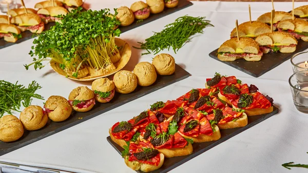 Der Tisch mit Essen und Trinken. — Stockfoto