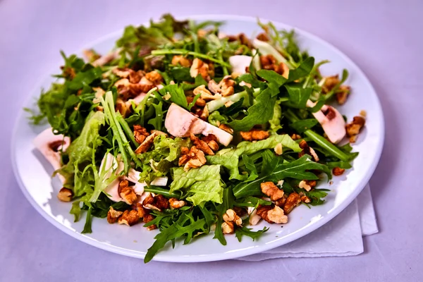 Salada com pêra, nozes — Fotografia de Stock