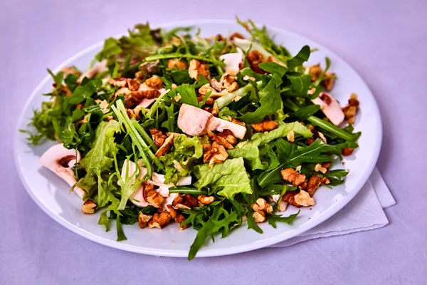 Salada com pêra, nozes — Fotografia de Stock