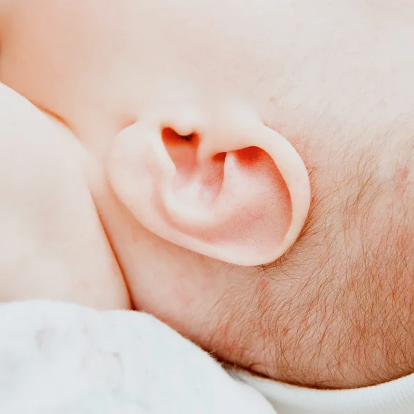 Pequeña y delicada oreja del recién nacido —  Fotos de Stock