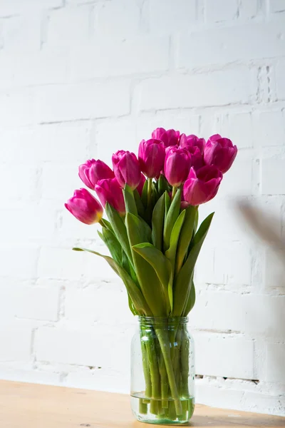Vacker rosa tulpaner i en vas — Stockfoto