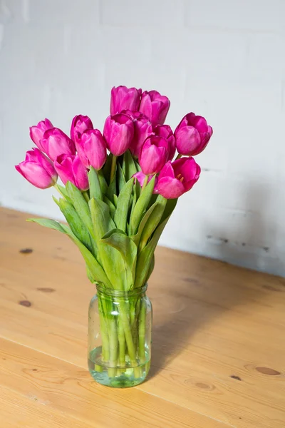 美丽的粉红色郁金香插在花瓶里 — 图库照片