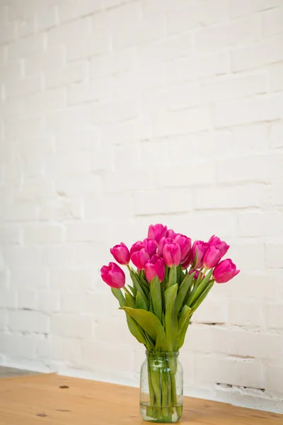 Vacker rosa tulpaner i en vas — Stockfoto