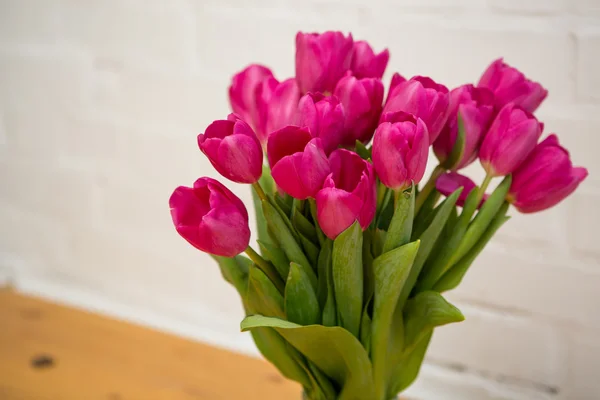 Красивые розовые тюльпаны в вазе — стоковое фото