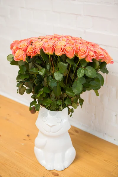 Belas rosas em um vaso-gato — Fotografia de Stock