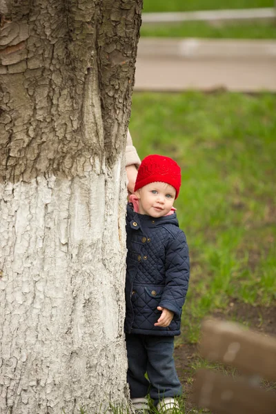 Ευτυχισμένο παιδί περπάτημα στο πάρκο — Φωτογραφία Αρχείου