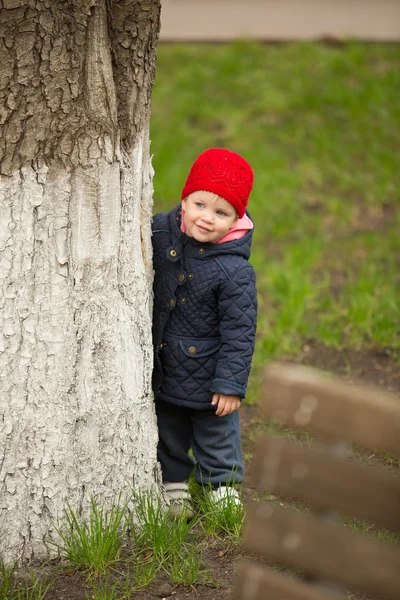 Bambino felice che cammina nel parco — Foto Stock