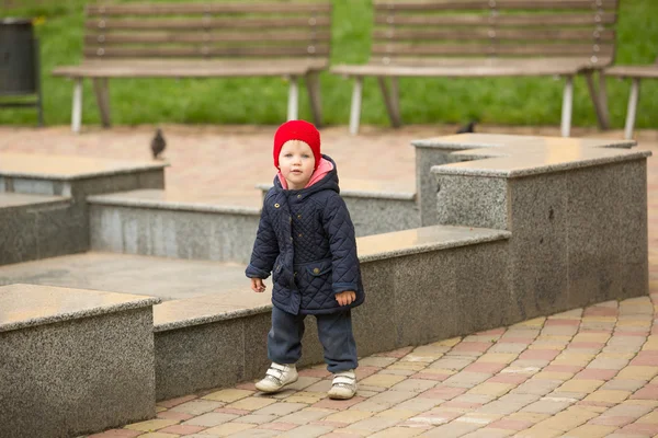 Lyckligt barn promenader i parken — Stockfoto