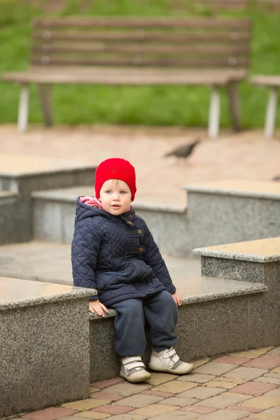 Bambino felice che cammina nel parco — Foto Stock